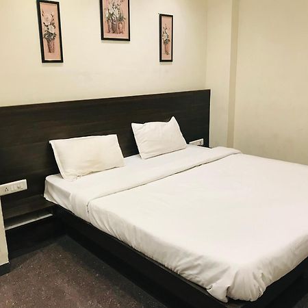 Hotel Divine Indore Esterno foto