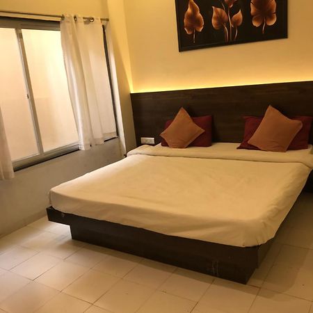 Hotel Divine Indore Esterno foto