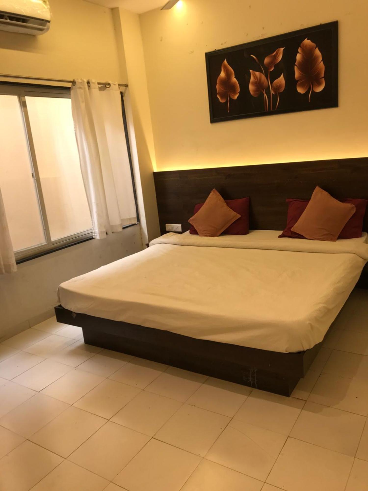 Hotel Divine Indore Esterno foto