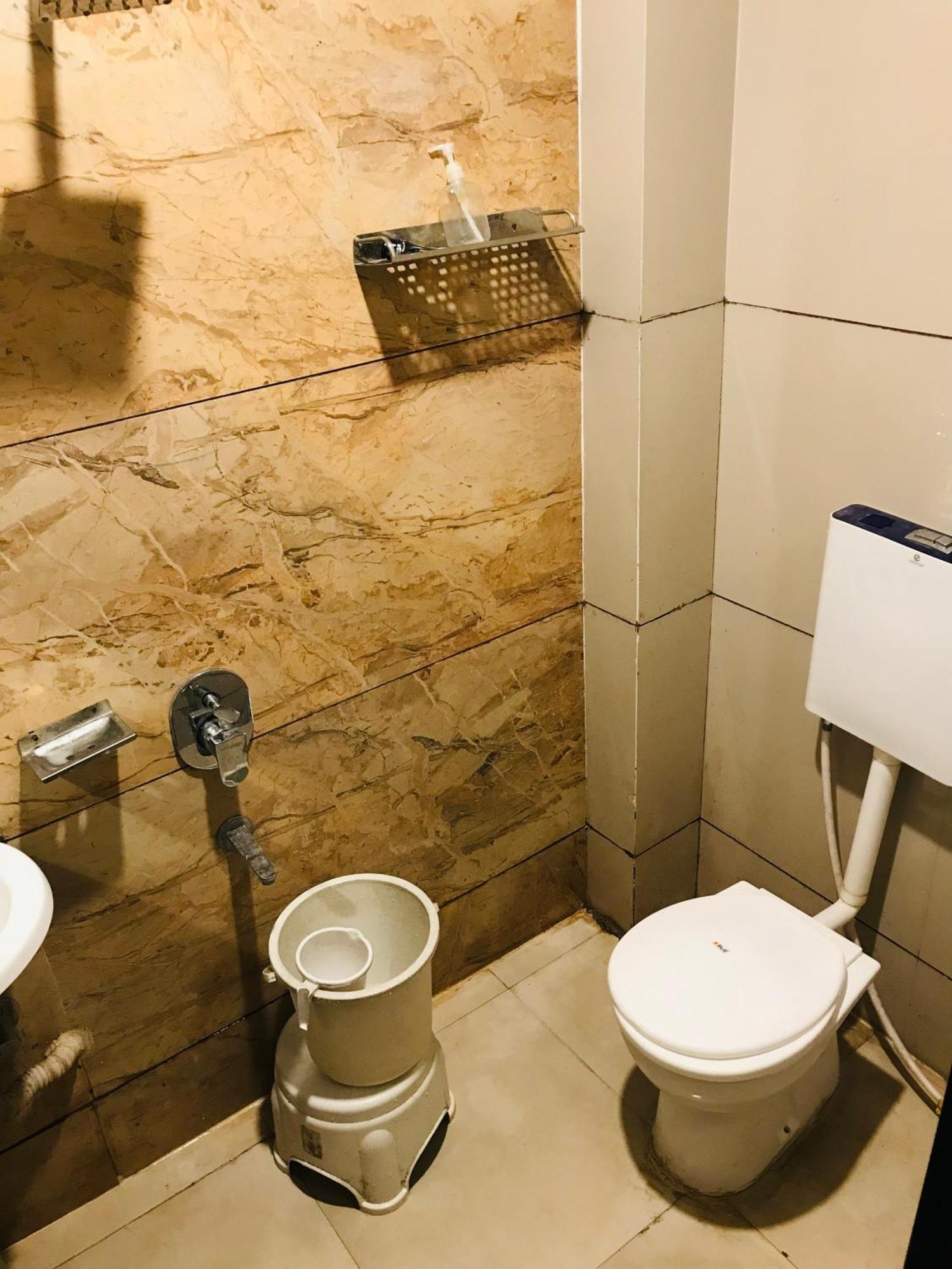 Hotel Divine Indore Esterno foto